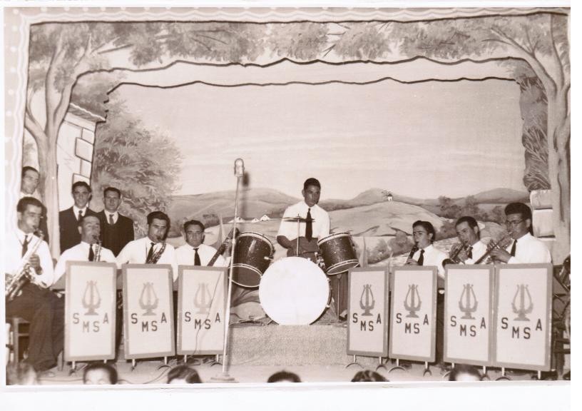 Conjunto musical da SMSA em palco, em 1954
